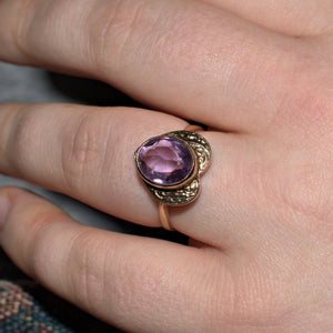 gold heart ring featuring a faceted Amethyst